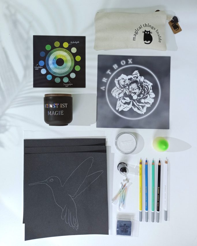 Bunte Schreibutensilien und kreative Materialien auf einem Tisch angeordnet.