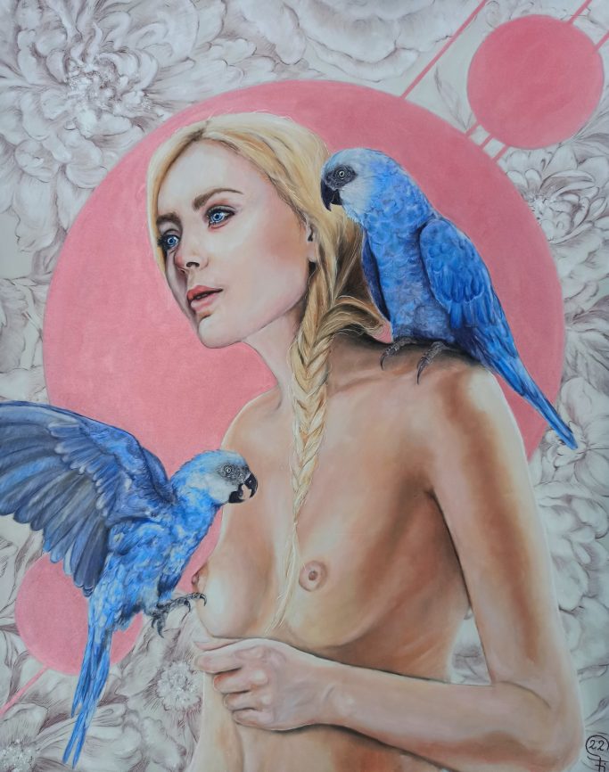 Porträt einer nackten Frau mit blonden Haaren und blauen Papageien auf ihrer Schulter.