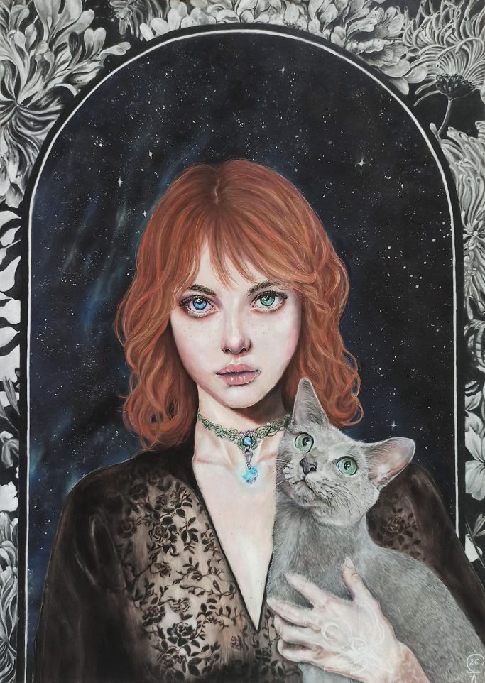 Das Porträt einer Hexe Frauenportrait mit rotem Haar, grünäugiger Katze und schwarzem Kleid, in einer künstlerischen Kulisse.