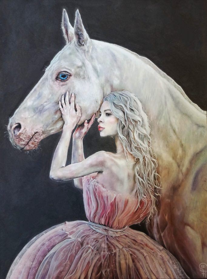 Frauenfigur in einem rosa Kleid, die sanft einen weißen Hengst berührt.