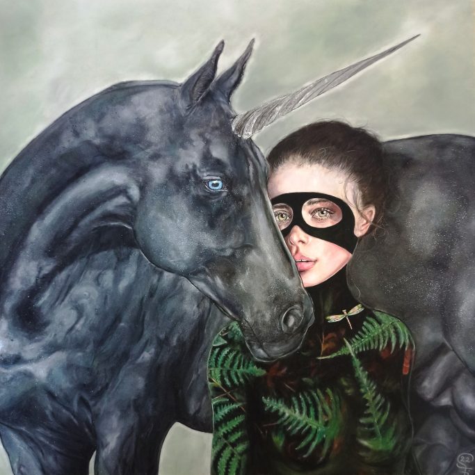 Ein Mädchen mit Maske und ein schwarzes Einhorn stehen dicht beieinander.