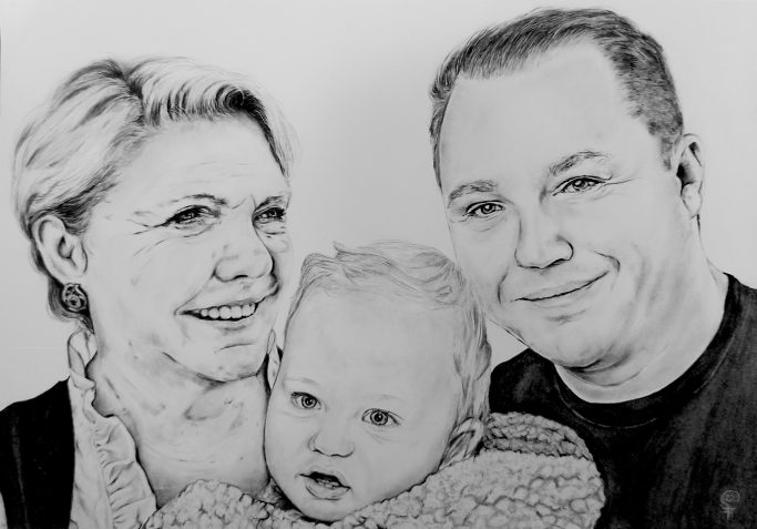 Ein lächelndes Paar hält ein Baby, umgeben von einem freundlichen, warmen Ambiente.