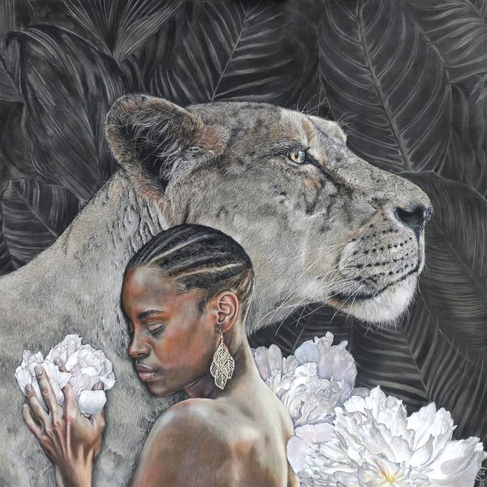 Eine Frau mit Zopf umarmt eine Löwin, umgeben von weißen Blumen und schwarzen Blättern.